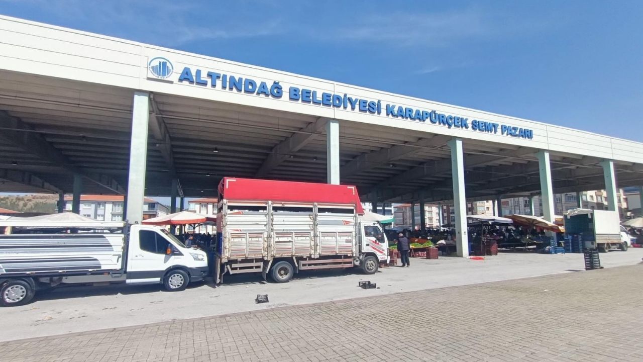 Karapürçek Semt Pazarı’nda Sebze Tezgahları Nefes Alırken, Meyve Fiyatları Yükselişe Geçti
