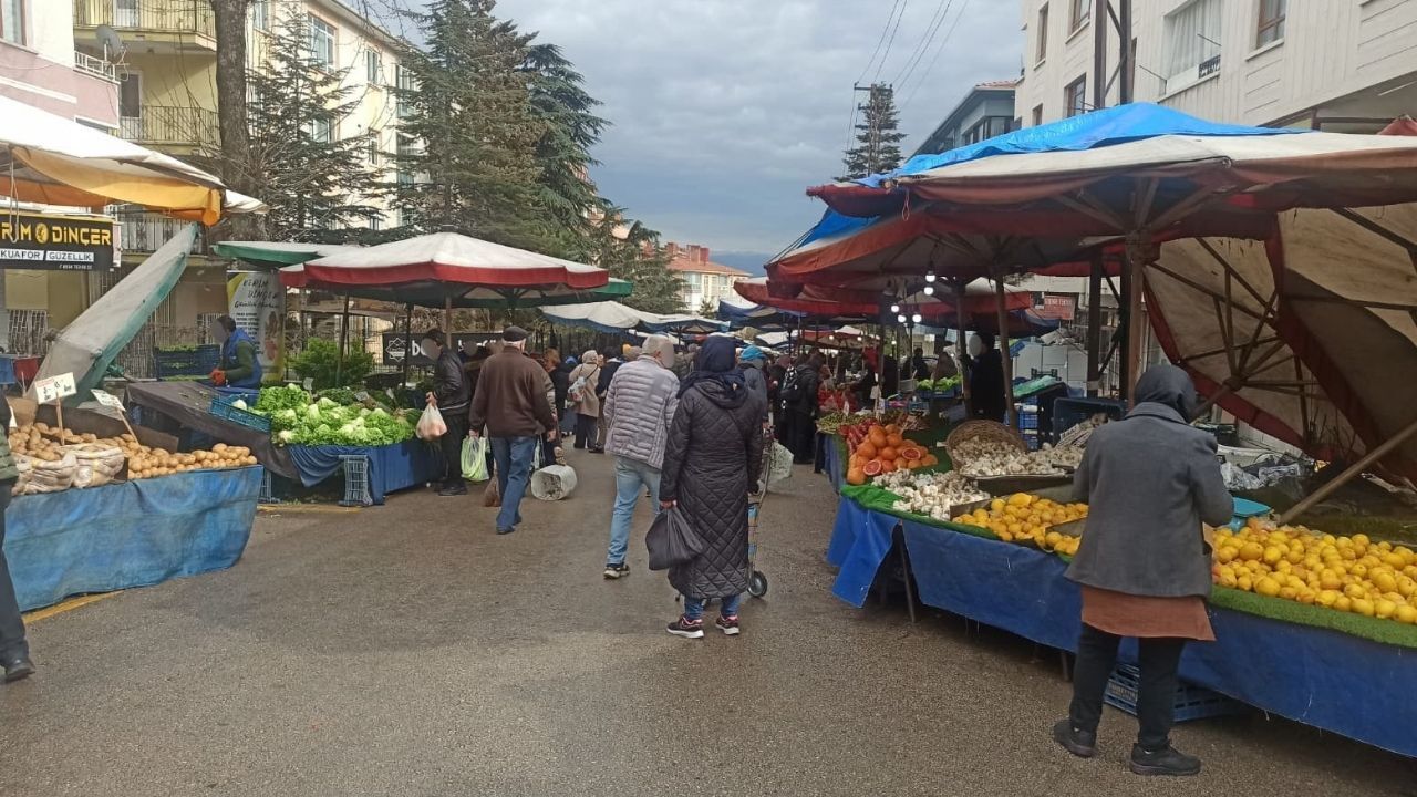 Etlik Çarşamba Pazarı’nda Yağmur Mesaisi: Fiyatlar Düştü Yoğunluk Akşama Kaydı