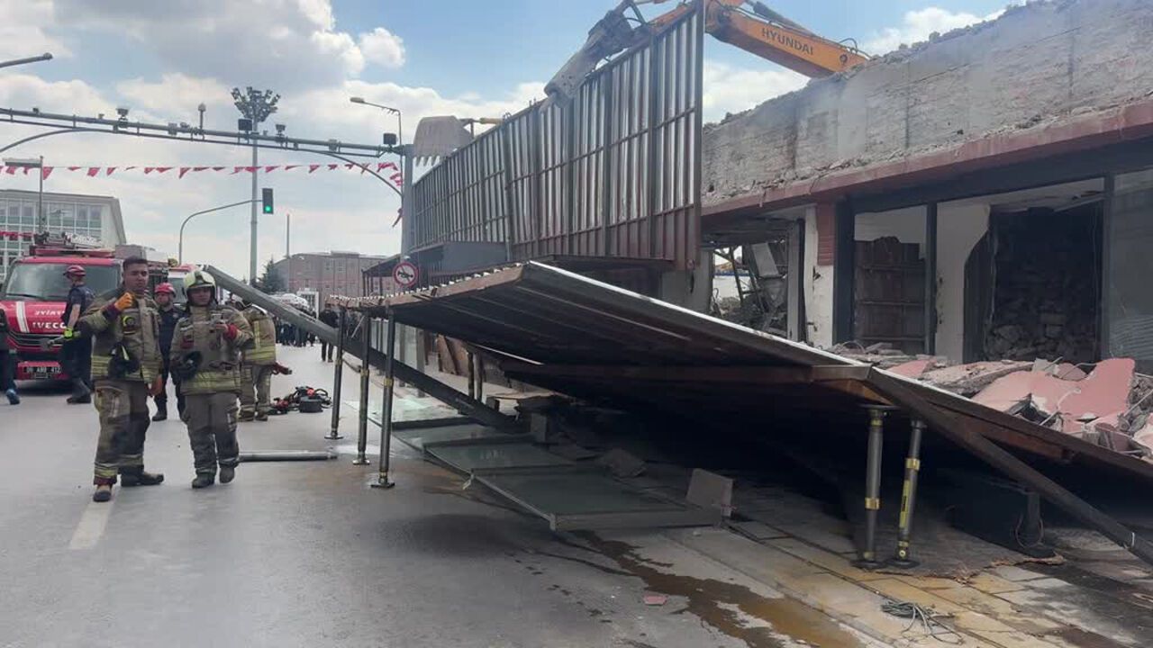 Ulus'ta Yıkım Faciası: Platform Yayaların Üzerine Çöktü