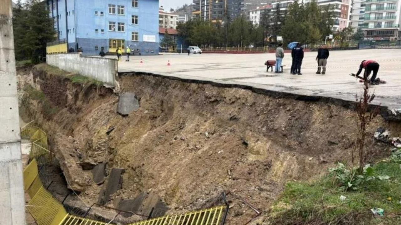 Sağanak Yağış Yenimahalle'de Bir Ortaokulun İstinat Duvarını Yıktı