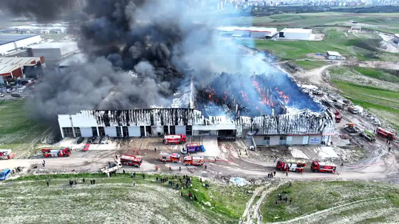 Yenimahalle'de Mobilya Deposunda Çıkan Yangın Korkuttu