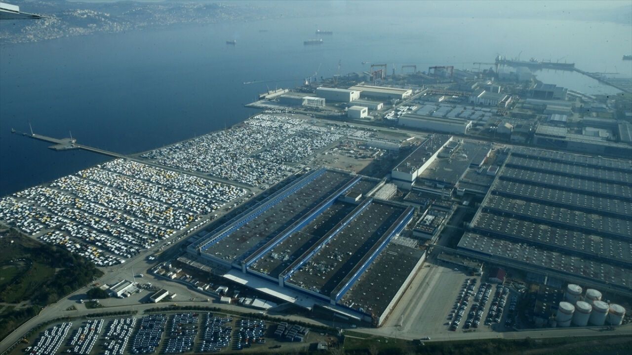 Otomotiv Sektörü 10 Milyar Dolara Yaklaşan İhracatla Ekonomiyi Sırtladı
