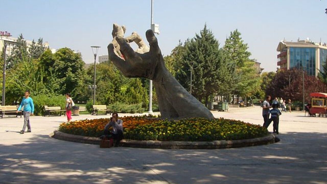 Ankara Abdi İpekçi Parkı ve Eller Heykeli