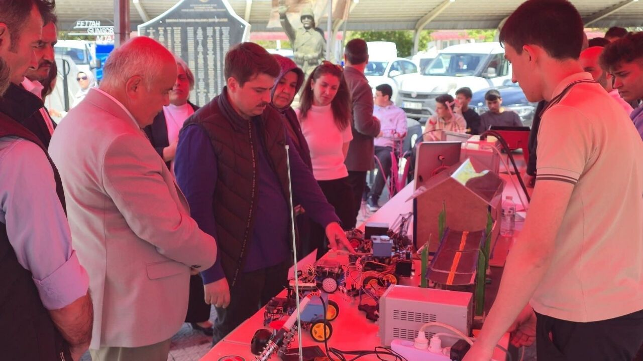 Nallıhan Cumhuriyet Alanı’nda Mesleki Eğitim Fuarı Başladı