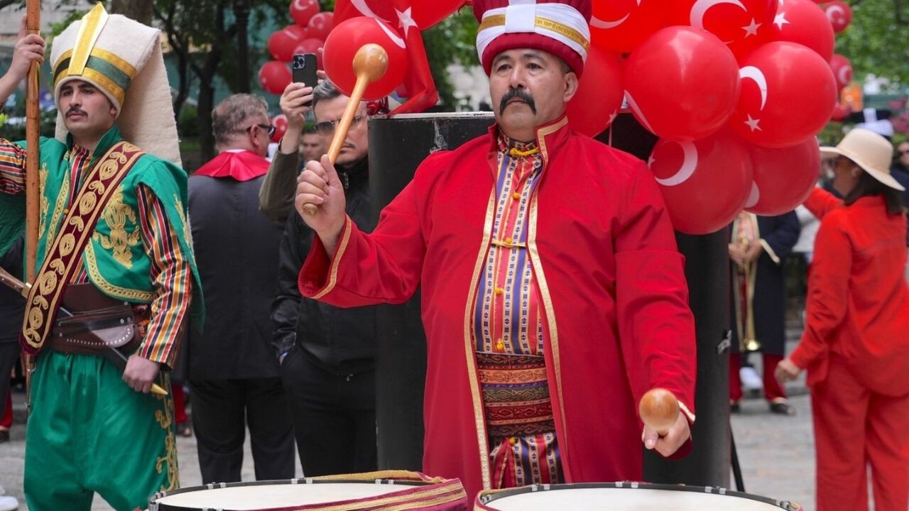 New York’ta Türk Günü Yürüyüşü Öncesi Bayrak Töreni