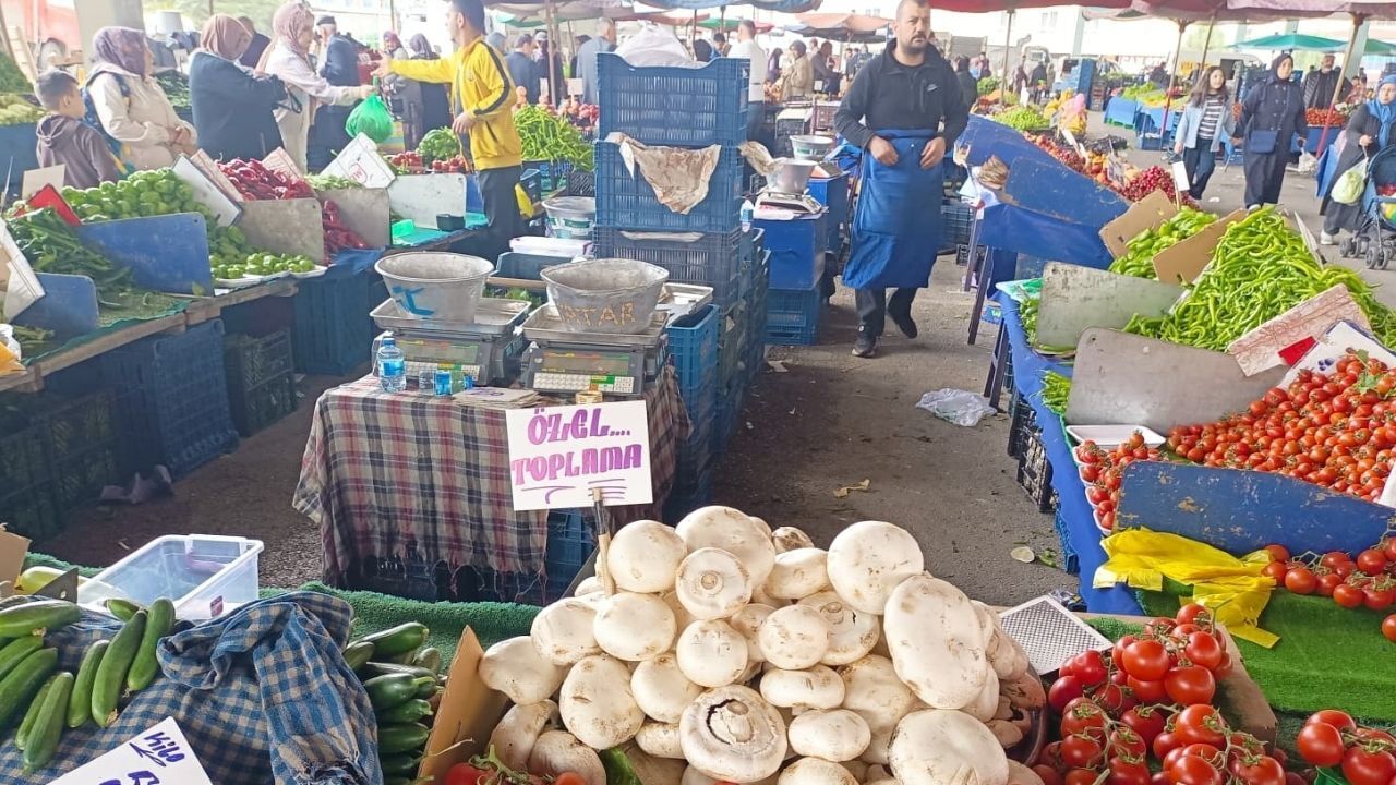Karapürçek Semt Pazarı’nda Mevsimsel Değişim Fiyatlara Yansıdı