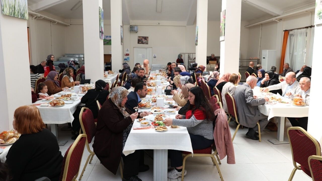 Pursaklar’da Huzurevi ve Şehit Annelerine Anneler Günü Ziyareti