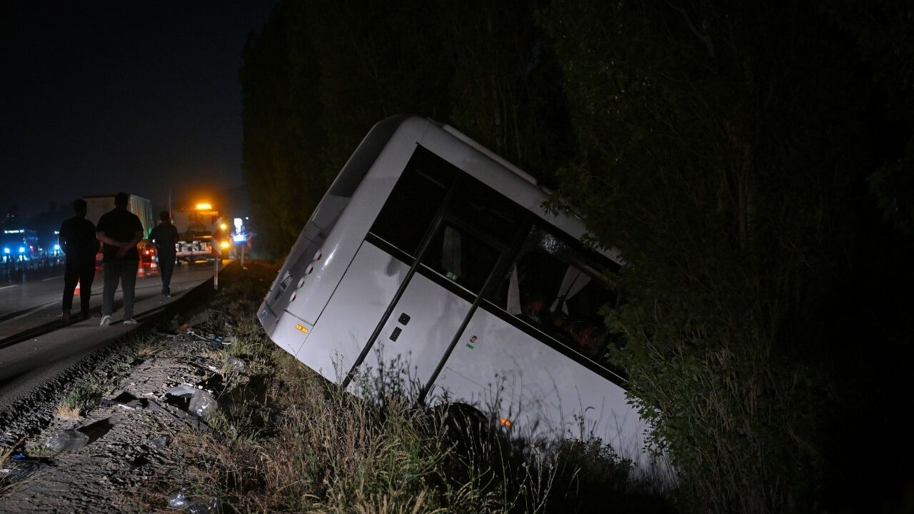 Mamak'ta Servis Minibüsü Şarampole Devrildi, Çok Sayıda Yaralı Var