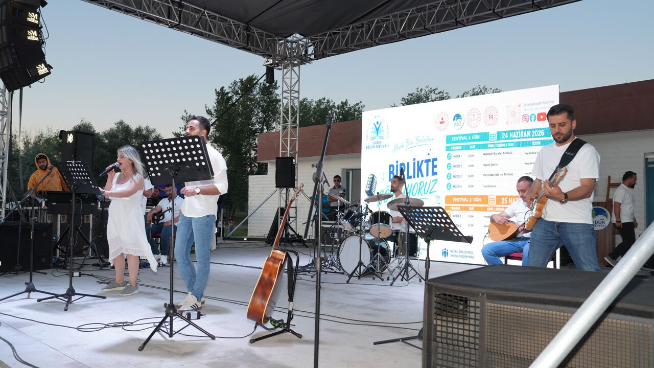 Çubuk Eğitim Festivali’nde Öğretmenlerden "Yıla Veda" Konseri
