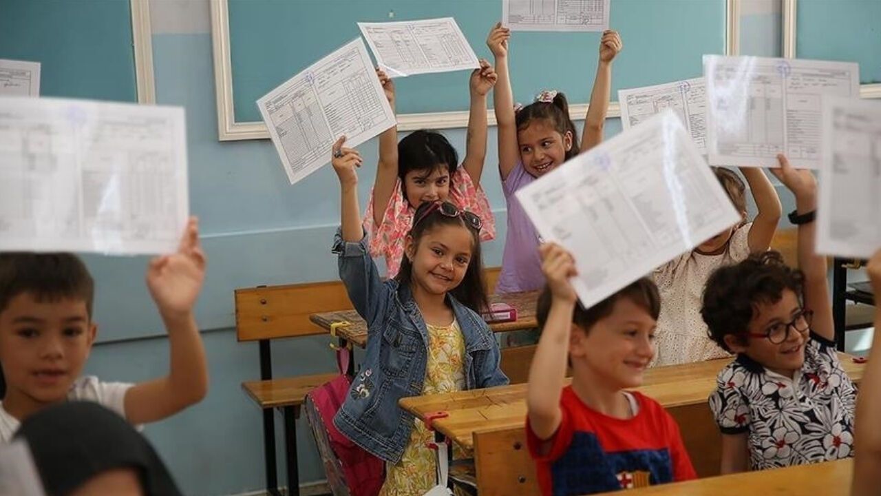 Okullarda Karne Zili Çalıyor: 18 Milyon Öğrenci Tatile Giriyor