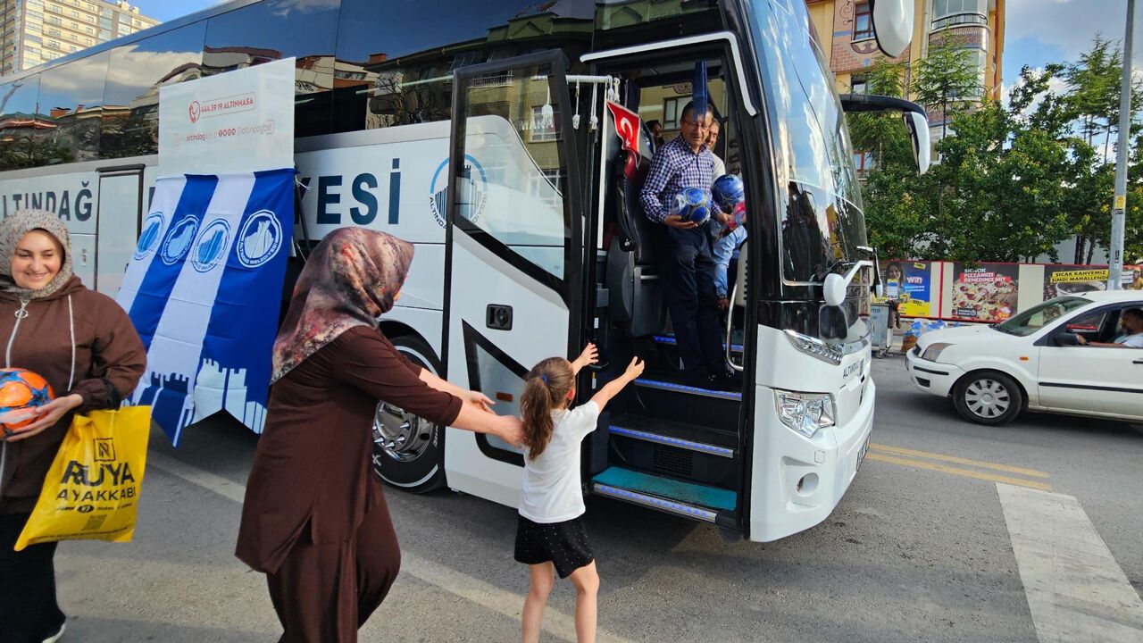 Veysel Tiryaki Altındağlı Çocuklara Karne Hediyesi Dağıttı