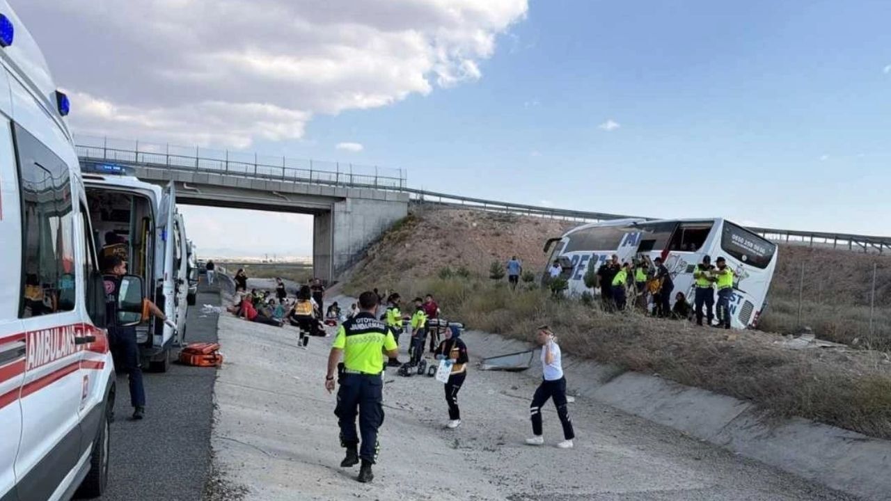 Ankara-Niğde Otoyolunda Yolcu Otobüsü Devrildi: 20 Yaralı