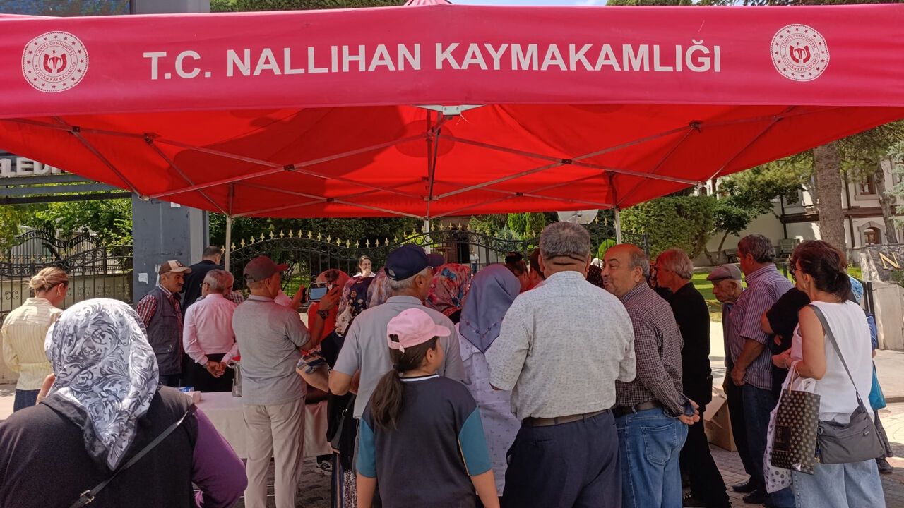 Nallıhan Belediyesi Önünde Vatandaşlara Aşure İkram Edildi