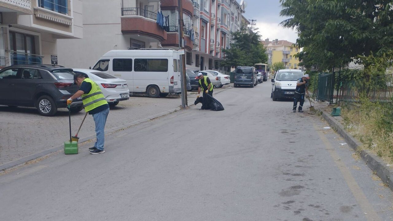 Pursaklar’da Sokaklar ve Pazar Alanlarında Temizlik Mesaisi