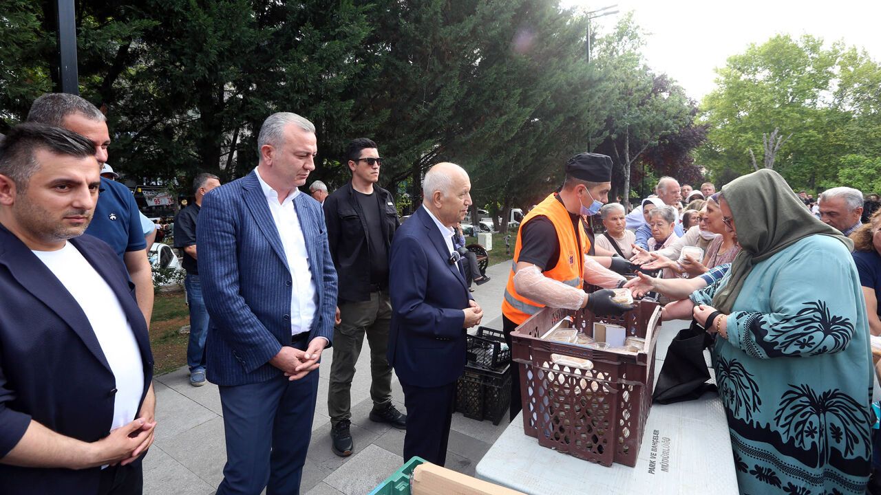 Yenimahalle’de 50 Bin Porsiyon Aşure Dağıtıldı