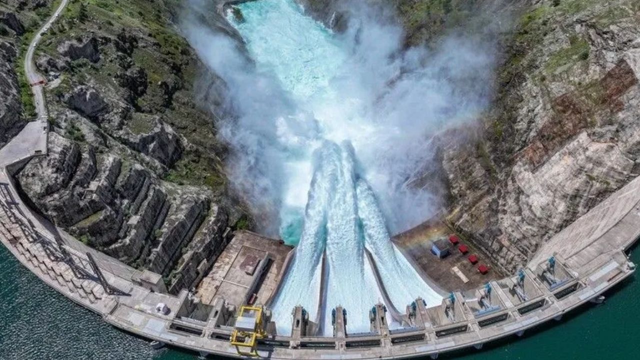 Türkiye'nin elektrik kurulu gücü 127 bin megavatı aştı