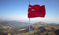 Zirvede Yıpranan Türk Bayrağı Görkemli Bir Törenle Yenilendi