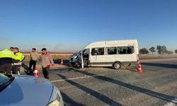 Şanlıurfa'da Minibüs ile Otomobil Çarpıştı: 12 Yaralı