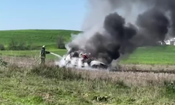 Antalya'da Eşinin Otomobilini Ateşe Verdi