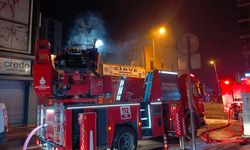 Gaziosmanpaşa'da 2 Katlı Binanın Çatısında Yangın!