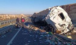 Şanlıurfa’da Yüklü TIR Devrildi: Araç Şoförü Yaralandı