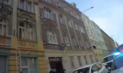 Prag'da Pencere Pervazına Tırmanan Bebek Kurtarıldı