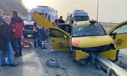Rize’de Cenaze Dönüşü Taksi, Bariyere Saplandı: 4 Yaralı