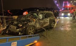 FSM Köprüsü'nde, Otomobil ile Kamyon Çarpıştı: 2 Yaralı