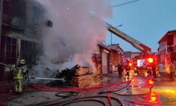 Bursa’da 2 Katlı Mobilya İmalathanesinde Yangın Çıktı