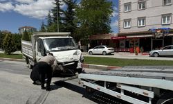Karaman’da Kamyonet Kazası: 2 Yaralı