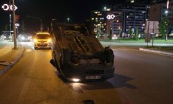Sivas’ta Ticari Araç Refüje Çarparak Devrildi: 6 Yaralı