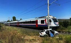 Manisa'da, Trenin Çarptığı Otomobilin Sürücüsü Hayatını Kaybetti