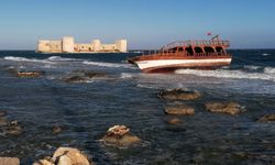 Mersin'de Fırtına Felaketi: Tekne Kayalara Çarptı!