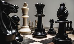 Rüyada Satranç Görmek, Oynamak, Satranç Taşı Dizmek, Satranç Takımı Almak ve Satranç Taşları Görmek Ne Anlama Gelir?