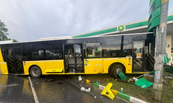 İstanbul'da İETT Otobüsü Kaza Yaptı: 1'i Ağır, 3 Yaralı