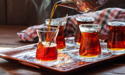 Çay Tutkunları Dikkat! Demli Çay Alışkanlığı Böbrek Taşı Riskini Artırıyor