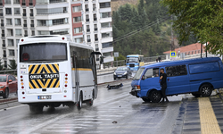 Ankara'da Minibüs Kayalıklara Çarptı