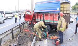 Avcılar’da Feci Kaza! Tabelaya Çarpan Kamyonetin Motoru Fırladı