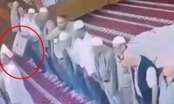 Camide Namaz Kıldıran İmama Tabureli Saldırı Güvenlik Kamerasında