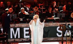 Emel Sayın, Nostaljik Bir Konserle Hayranlarıyla Buluştu