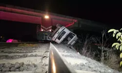 Edirne'de Faciadan Dönüldü! Yolcu Treni Kamyona Çarptı