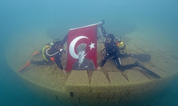 Cumhuriyet Bayramı Van Gölü'nün Derinliklerinde Kutlandı