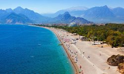 Antalya’da Güneşli Hava Sahilleri Canlandırdı