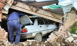 Balıkesir'de Ahıra Çarpan Otomobilin Sürücüsü Öldü