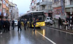 İstanbul’da Yol Çöktü, İETT Otobüsü Çöken Yola Düştü