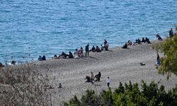 Antalya'da Güneşli Hava Sahillerdeki Yoğunluğu Artırdı