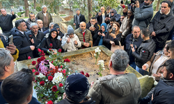 Sanatçı Ferdi Tayfur’un Mezarı Ziyaretçi Akınına Uğradı