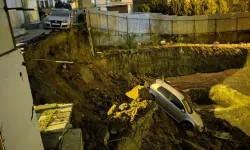 Kartal’da Toprak Kayması! Otomobil İnşaat Çukuruna Düştü