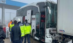 Niğde’de Yolcu Otobüsü TIR’a Çarptı! 8 Yaralı