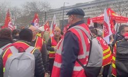 Paris’te Toplu İşten Çıkarmalara Karşı Büyük Protesto